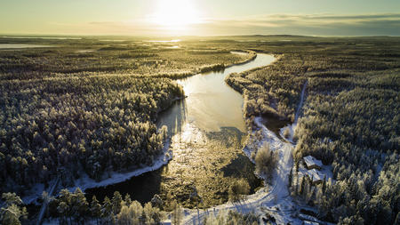 Die Arctic Circle Lodge liegt am Fluss Raudanjoki 
