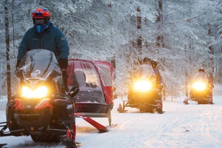 Mit dem Motorschlitten durch den Winterwald