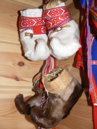 typische Schuhe der Sámi aus Rentierfell