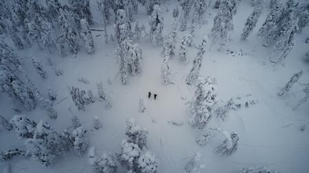 Mit Schneeschuhen durch die schir unendliche Natur