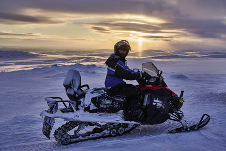  Motorschlittensafari bei Sonnenuntergang auf der Suche nach Polarlichtern (c) Klaus-Peter Kappest