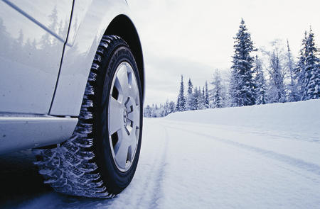  mit Spikes Reifen unterwegs auf winterlichen Straßen in Lappland