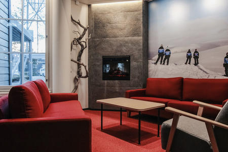 Gemütlicher Lobby-Bereich mit Kamin