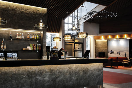 Rezeptionsbereich mit angeschlossener Bar