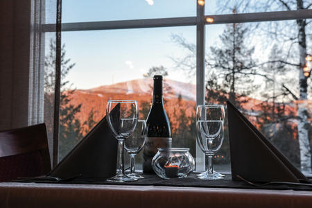 Vom Restaurant aus öffnet sich der Blick zum Ylläs-Berg
