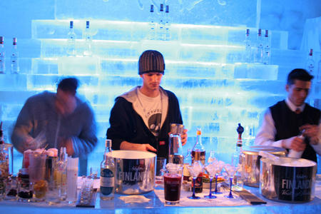 Eiskalte Getränke bekommen Sie in der Eisbar vom Schneedorf Lainio