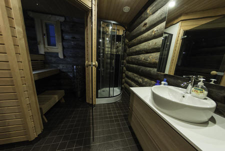  Badezimmer der Panorama Log Cabin im Wilderness Hotel Muotka