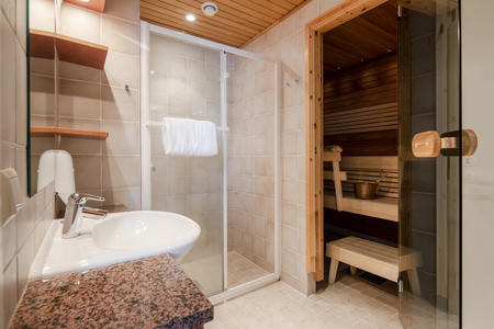 Badezimmer mit Sauna im Apartment des Lapland Hotels Äkäshotelli