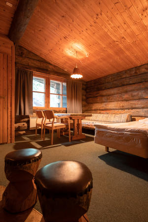 Kleine Blockhütte beim Lapland Hotel Äkäshotelli, Wohn- und Schlafbereich