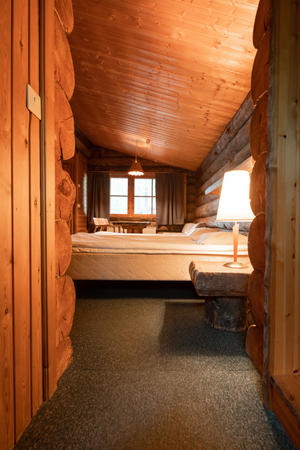 Kleine Blockhütte beim Lapland Hotel Äkäshotelli, Flur mit Blick auf den Schlafbereich
