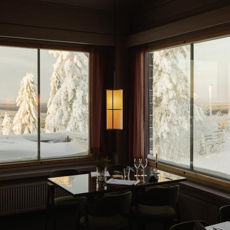 Essen mit Blick auf die Winterlandschaft