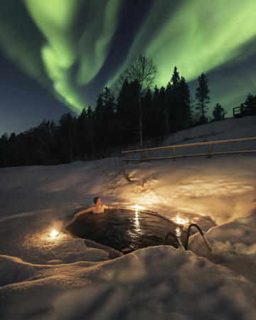 Kühlen Sie sich im Eisloch vor der Fass-Sauna ab