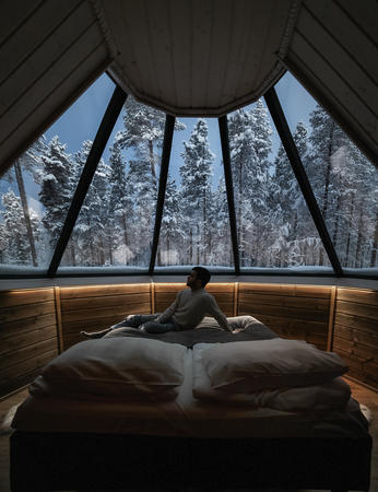 Das beheizte Glasdach sorgt für freie Sicht auf den Himmel, Glasdachhütte für zwei Personen