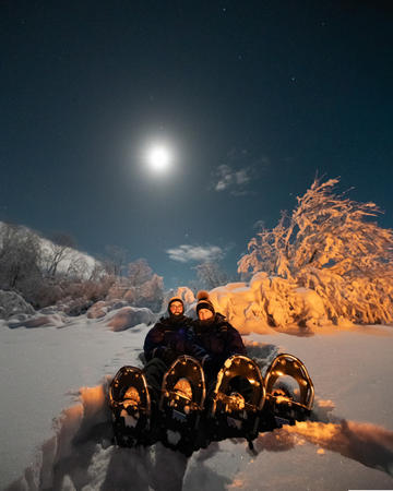 Gemütlich im Schnee sitzend