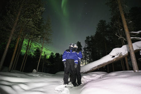Abendliche Schneeschuhwanderung begleitet von den Nordlichtern