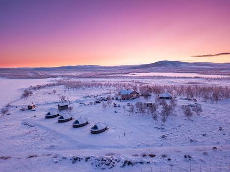 Panoramaaufnahme der Glasiglus im Morgenrot @arcticlandadventure