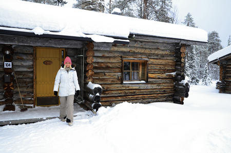 Gemütliche Unterkunft aus Holz, die Log Cabin im Lapland Hotel Luostotunturi