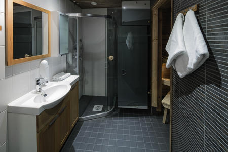Das Badezimmer der Tunturi Suite im Lapland Hotel Luostotunturi