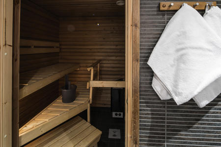 Die Sauna in der Tunturi Suite des Lapland Hotels Luostotunturi