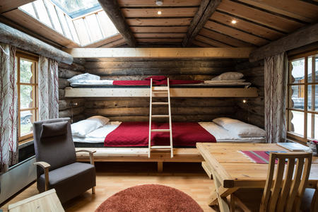 eine Blockhütte im Lapland Hotel Luostotunturi, mit einem Oberlicht