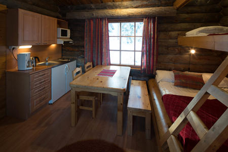Die Küchenecke der Log Cabin im Lapland Hotel Luostotunturi