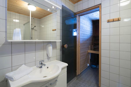 Badezimmer mit Sauna in der Log Cabin des Lapland Hotels Luostotunturi