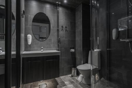  Badezimmer mit Dusche und WC (c) Pyhälinna33 studio