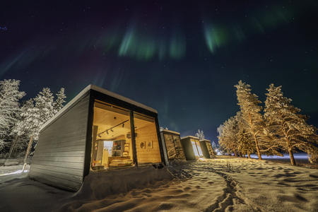 Panorama-Hütten unter den Nordlichtern 