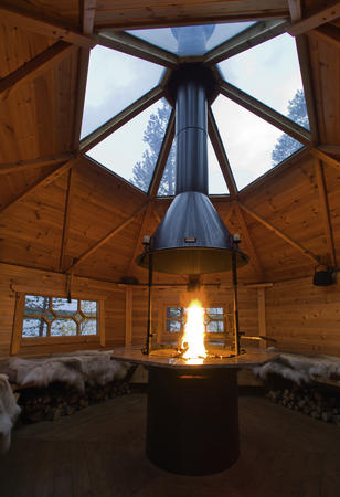 In der Kota können Sie sich während nächtlicher Polarlichtbeobachtungen aufwärmen