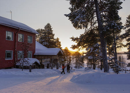 Das Hauptgebäude vom Hotel Korpikartano, einer alten Schule direkt am Ufer des Menesjärvi-Sees