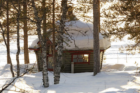 Die kleine Kota am See kann von allen Gästen kostenfrei genutzt werden - vielleicht entzünden Sie während der nächtlichen Polarlichtbeobachtungen hier ein Feuer und wärmen sich zwischendurch auf? 
