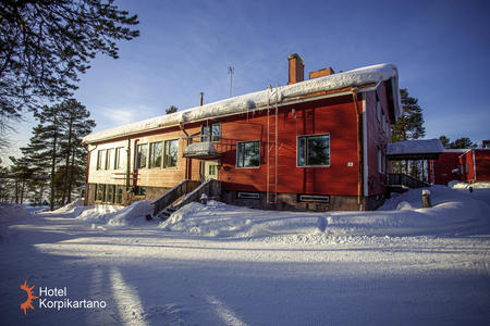 Nebengebäude vom Hotel Korpikartano - insgesamt befinden Sie in Haupt- und Nebengebäude insgesamt 28 Zimmer