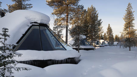 Glasdachhütten für zwei Personen im tiefen Schnee