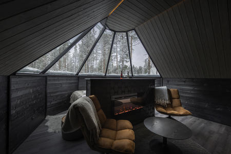 Sitzbereich und Elektrokamin, Glasdachhütte mit zwei Schlafbereichen