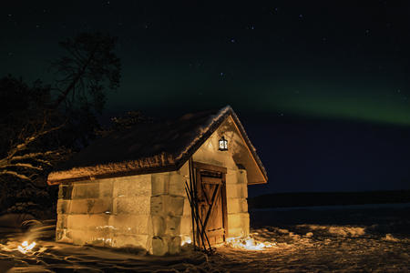 Die gemütliche Eishütte bei Nacht