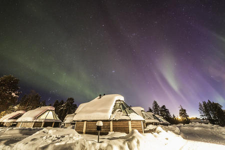 Nordlichter über den Aurora Kotas vom Wildnishotel Inari