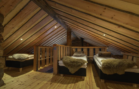 Offener Schlafbereich in den Log Cabins im Wildnishotel Inari
