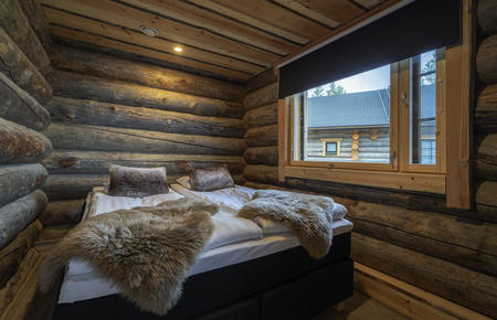 Schlafzimmer in den Log Cabins im Wildnishotel Inari