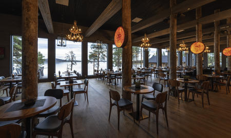 Restaurant mit Ausblick auf den See im Wildnishotel Inari