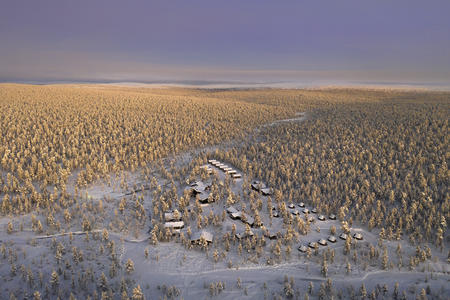 Wilderness Hotel Muotka in winterlicher Landschaft von oben