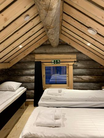 Riverside Log Cabin, Schlafzimmer im Loftbereich mit 3 Betten