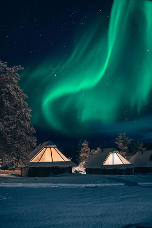 Polarlichter über den Aurora Ferienhäusern mit Glasdach