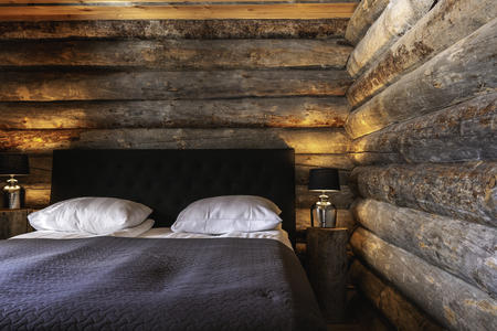 Schlafzimmer in den Luxus Blockbohlen-Ferienhäusern am Fluss