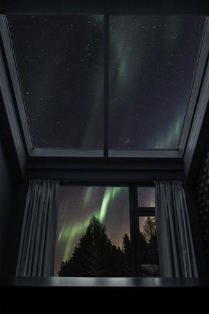Beobachten Sie die Polarlichter in den Zimmern mit Panoramafenster und Glasdach gemütlich von Ihrem Bett aus
