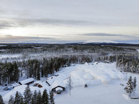 Snow Village Lainio von außen (c) Lapland Hotels