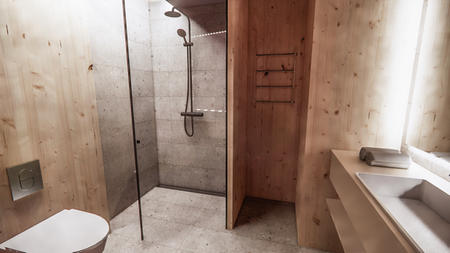  Badezimmer mit Dusche und WC des Deluxe Plus (c) Northern Lights Ranch