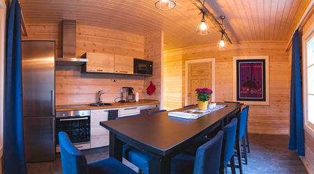 Küche und Essbereich im Chalet des Arctic Sky Resort 
