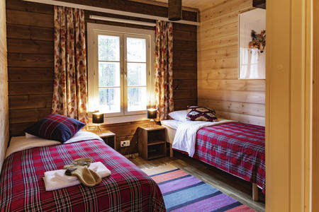 Schlafzimmer im Chaletgebäude des Arctic Sky Resort