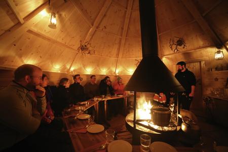 Traditionelles Lappländisches Essen in der rustikalen Kota