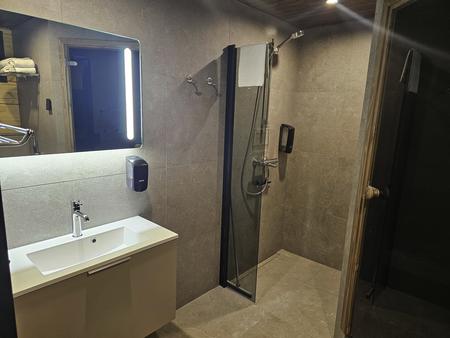 Badezimmer mit privater Sauna in den Deluxe-Villen am Fluss